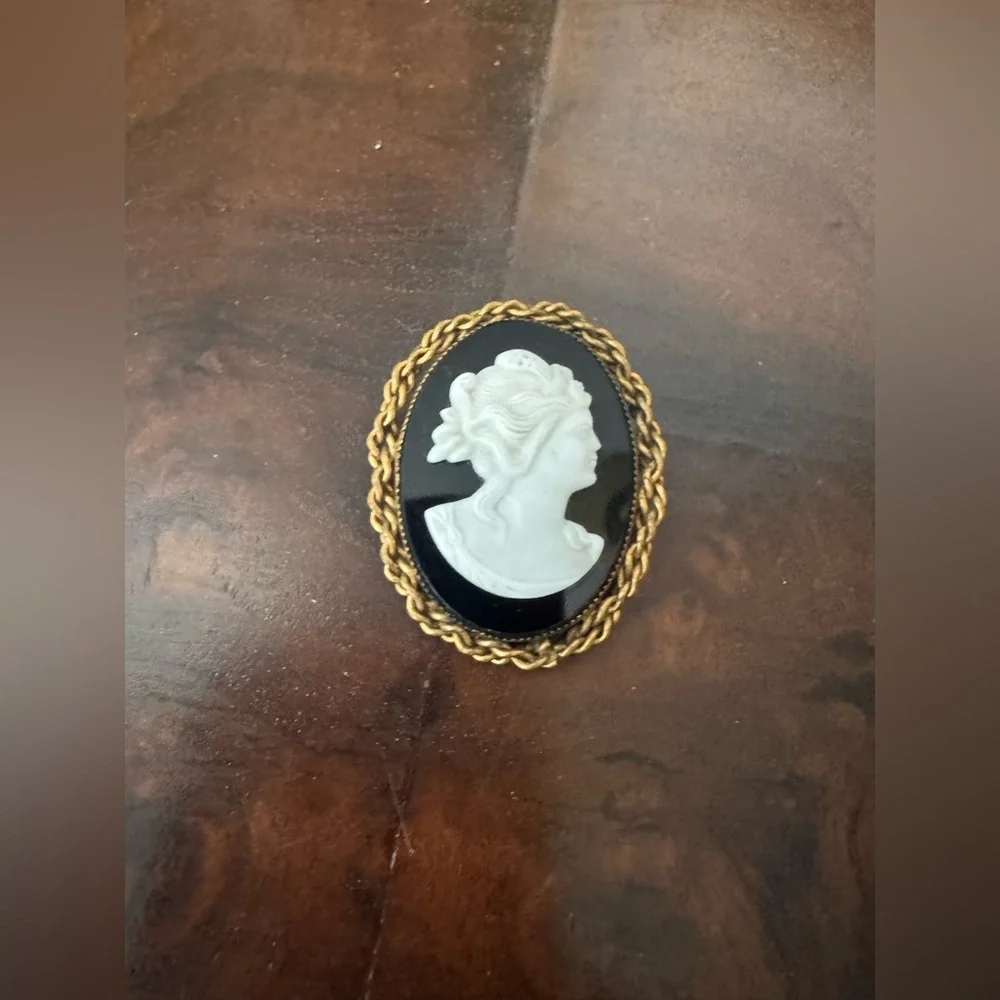 Vintage cameo brooch - Picture 3 of 7